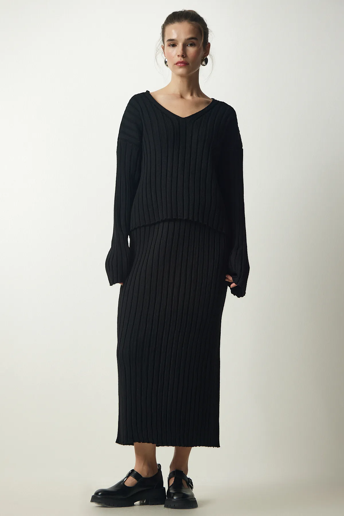 Happiness İstanbul  Schwarzes Strickset mit geripptem Pullover und Rock für Damen YY00188