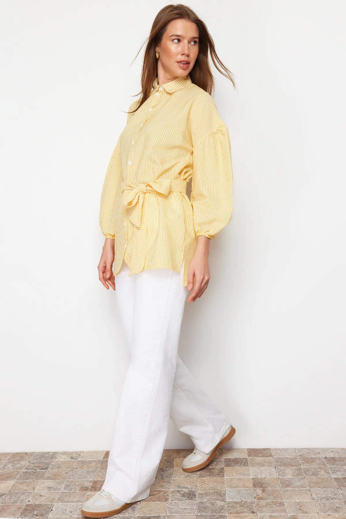 Trendyol Modest  Gelb gestreiftes, gewebtes Hemd mit Ballonärmeln und langem Rücken, Gürtel TCTSS22GO0116