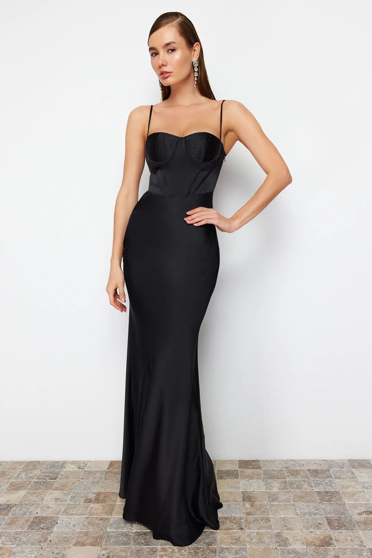 Trendyol Collection  Schwarzes, körperbetontes, gewebtes Korsett, detailliertes, langes Satin-Abendkleid TPRSS24AE00001