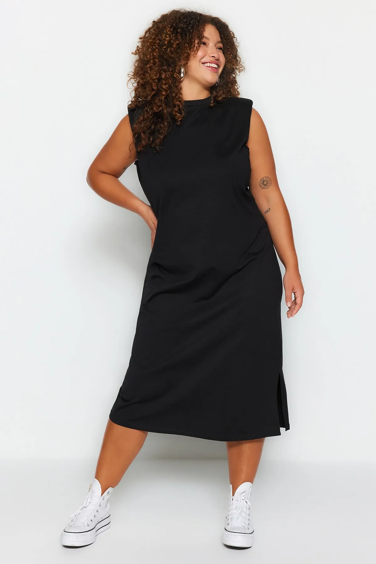 Trendyol Curve  Schwarzes, gepolstertes Strickkleid mit Rundhalsausschnitt TBSSS23AH00079