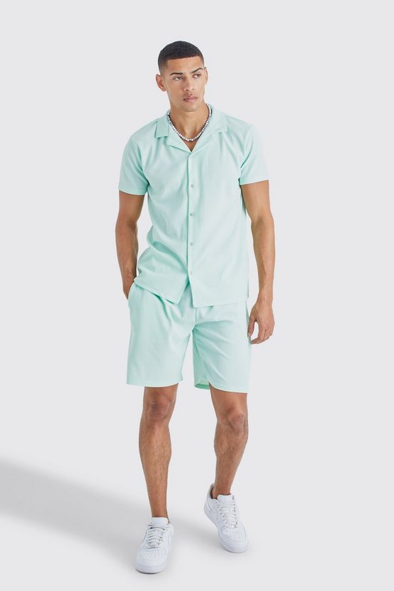 Kurzärmliges geripptes Hemd und Shorts
