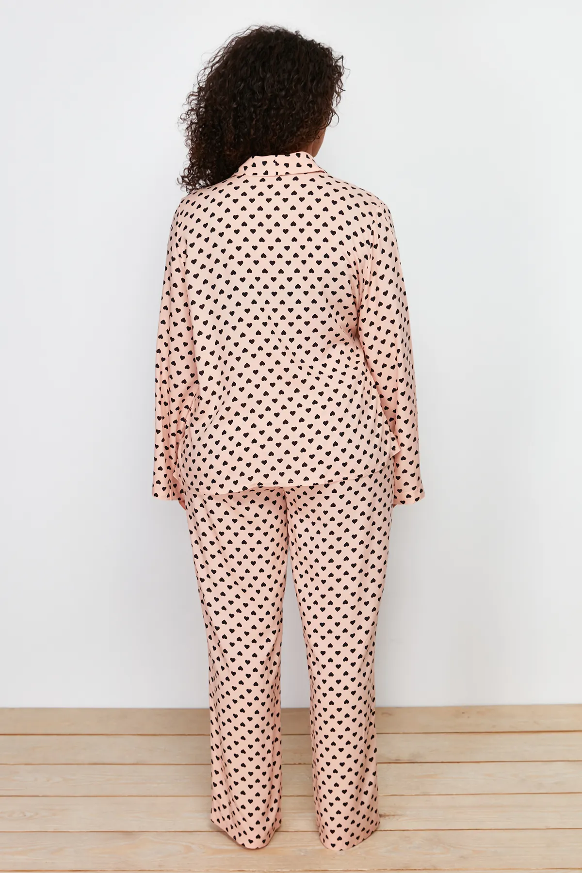 Trendyol Curve  Zweireihiges, gewebtes Pyjama-Set mit Polka Dot-Muster und zweireihigem Kragen TBBAW24AI00027