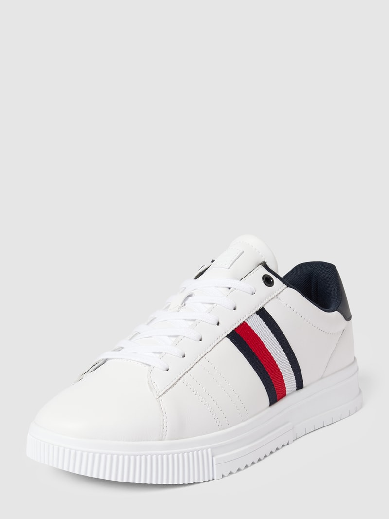 Sneaker mit Label-Detail in weiß