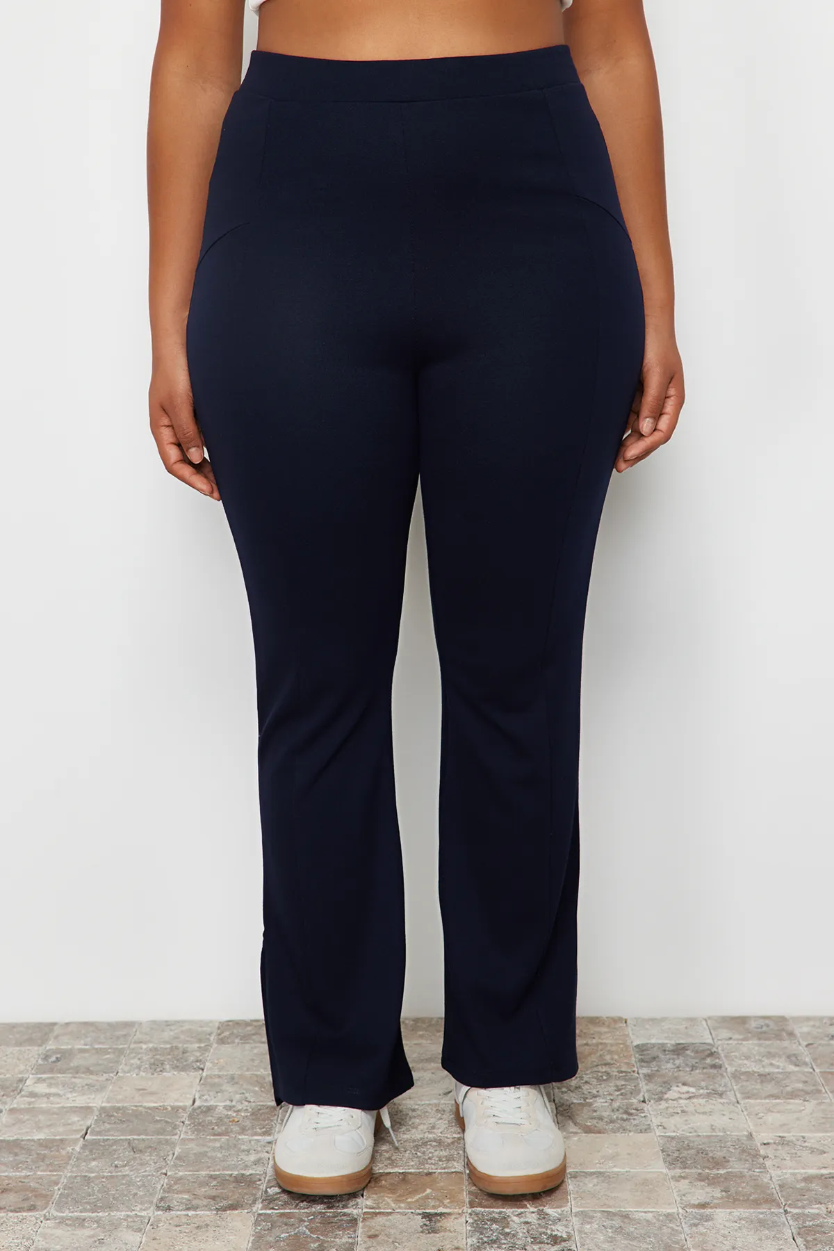Trendyol Curve  Marineblaue Strickhose mit Ziernähten TBBSS24AR00001