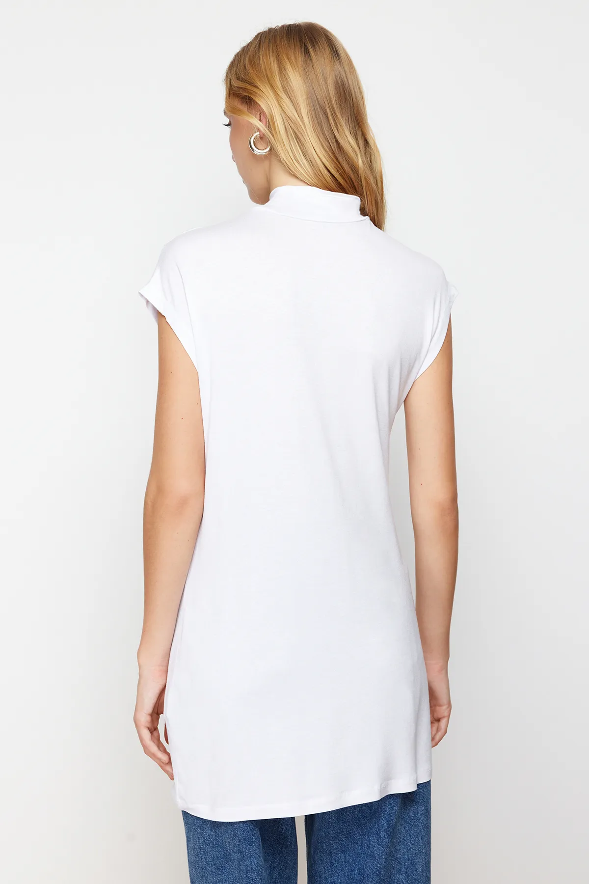 Trendyol Modest  Weiße ärmellose Unterwäsche-Tunika aus Strick mit Stehkragen TCTSS21TN0249