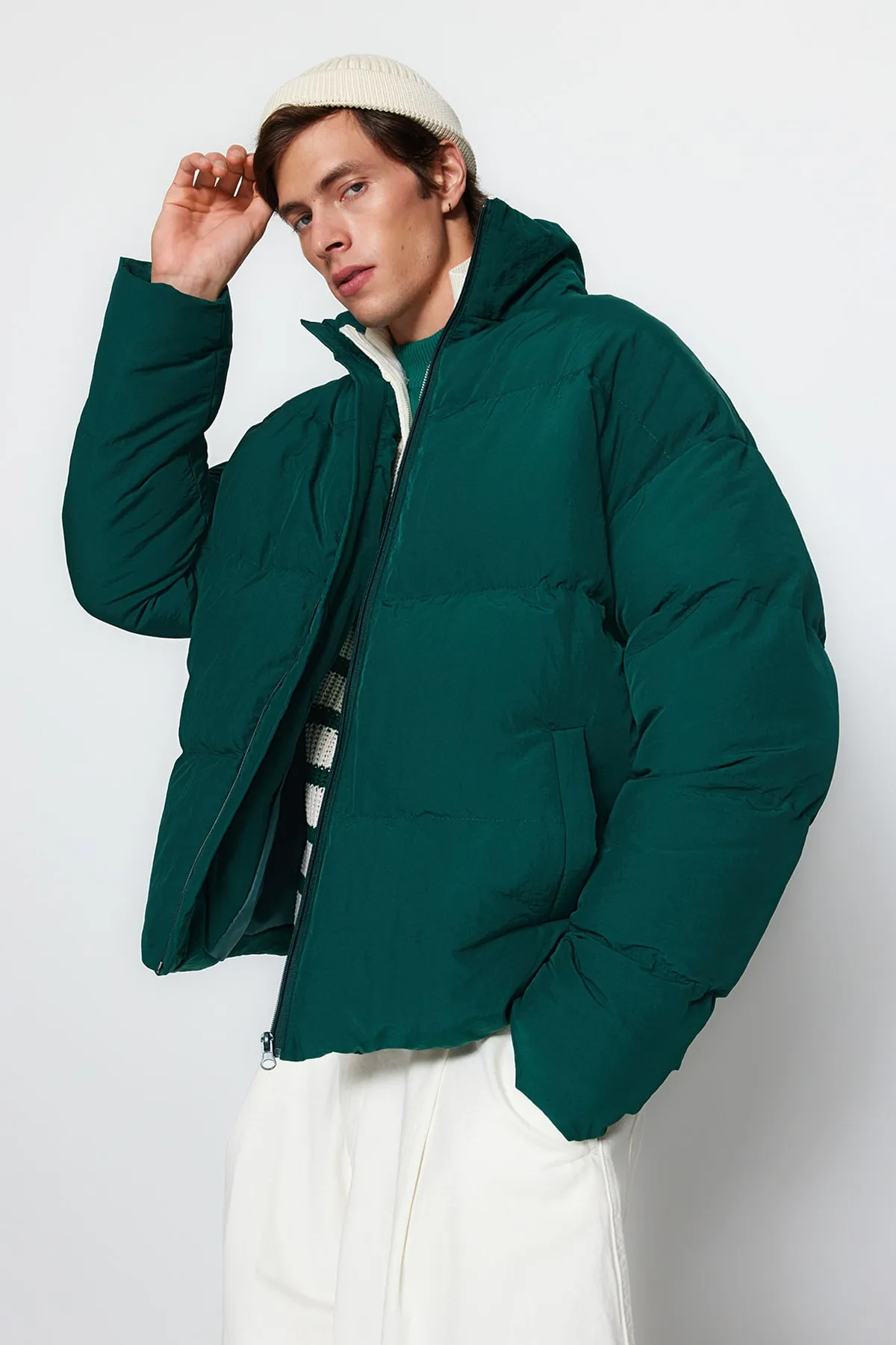 Trendyol Collection  Grüne Unisex-Pufferjacke in Oversize-Passform mit Stehkragen TMNAW24MO00003