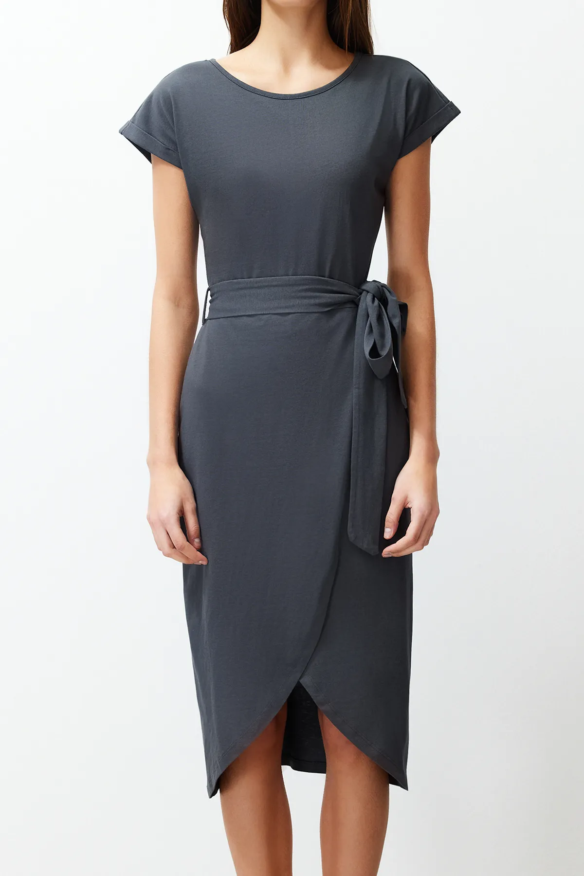 Trendyol Collection  Anthrazitfarbenes Midi-Strick-Maxikleid aus 100 % Baumwolle mit zweireihigem Verschluss und Gürtel, TWOSS24EL00118