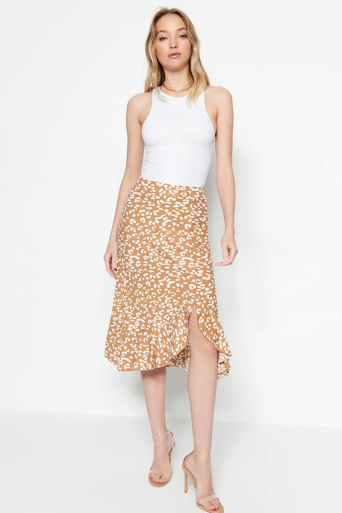 Trendyol Collection  Beiger Midirock aus Stretch-Strick mit Animalprint, hoher Taille, Raffung und Volant TWOSS21ET0029