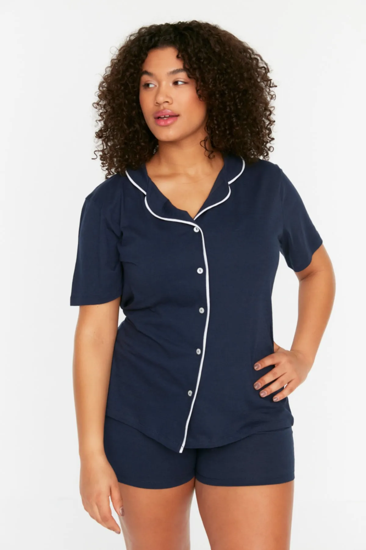 Trendyol Curve  Marineblaues Pyjama-Set mit gestrickter Paspelierung TBBSS22PT0220