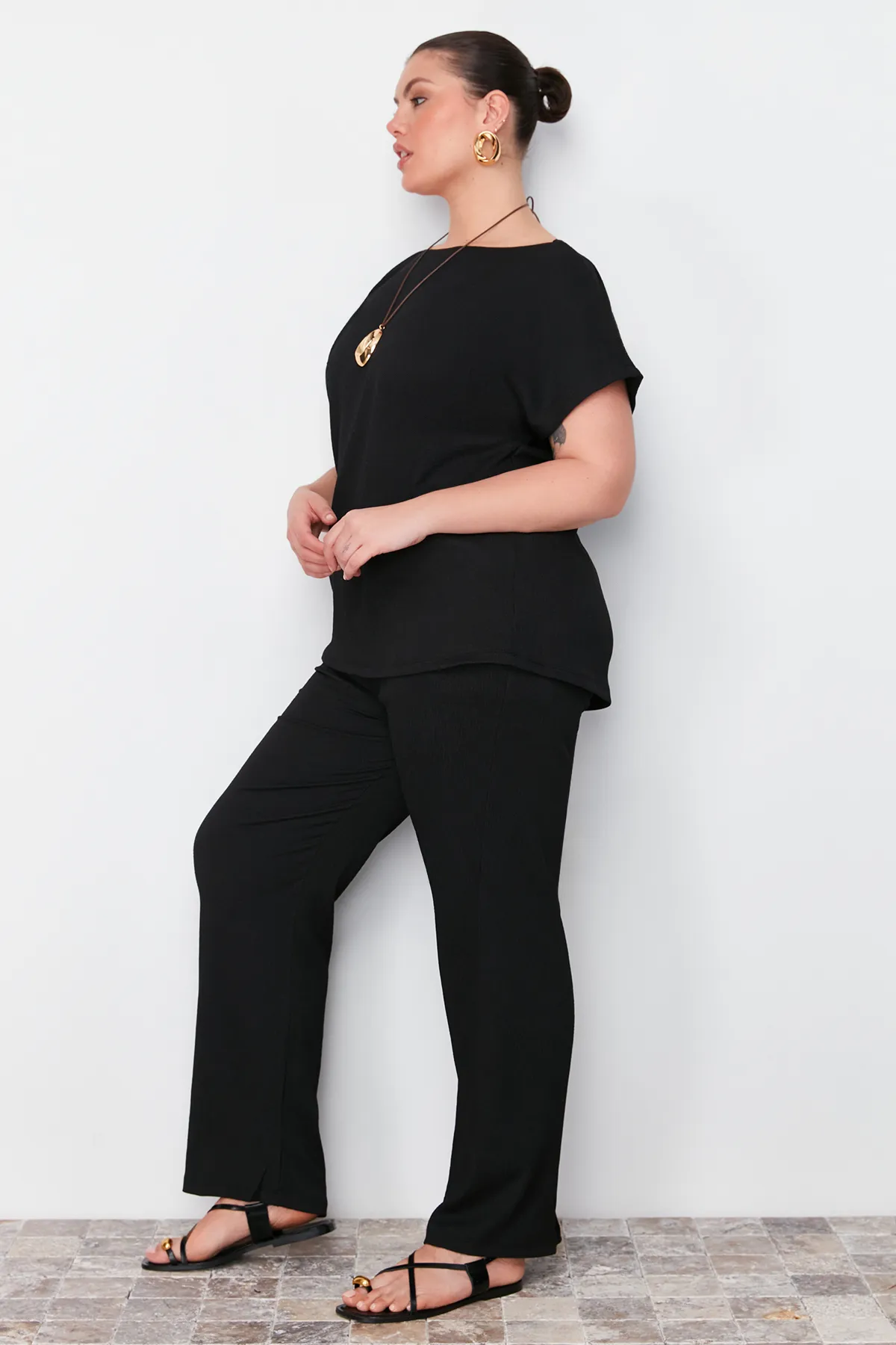 Trendyol Curve  Schwarzes T-Shirt-Hosen-Set aus gestricktem Oberteil und Unterteil TBBSS24CP00003