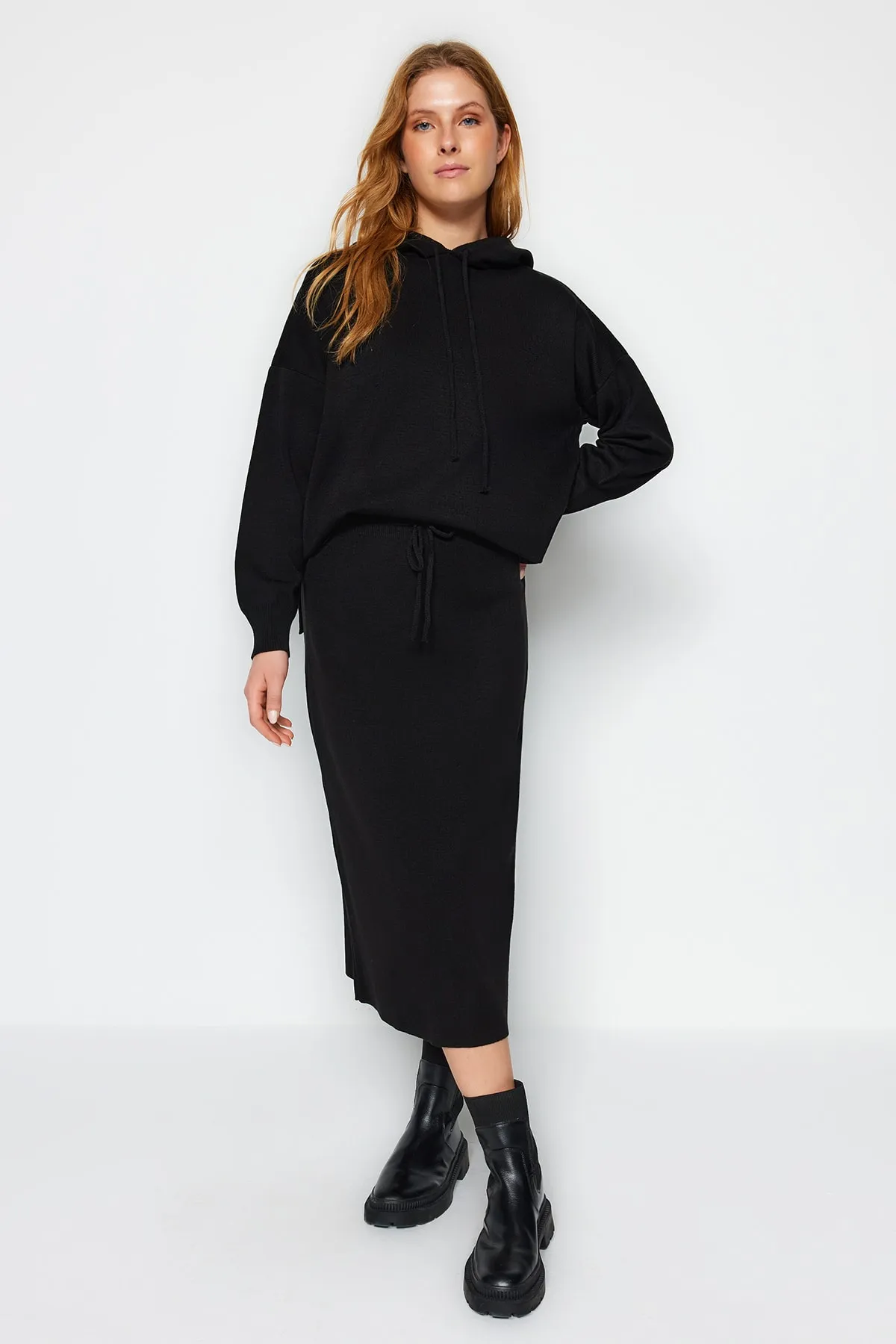 Trendyol Collection  Schwarzes Basic-Set aus Strickoberteil und -unterteil mit Kapuzenrock TWOAW24AU00091