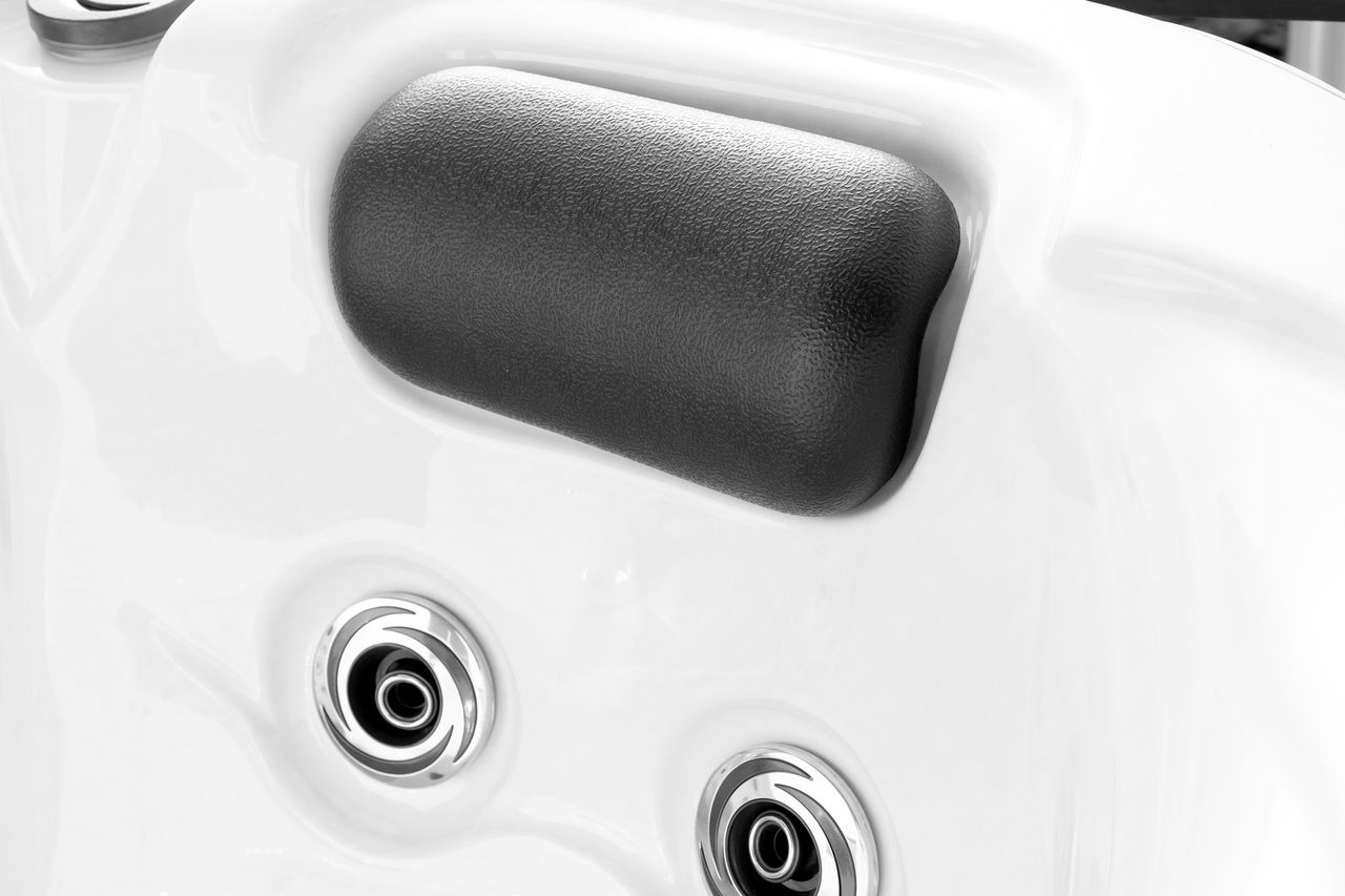Home Deluxe Outdoor Whirlpool MALAGA inkl. Abdeckung & Treppe mit Wärmeisolierung für 5 Personen