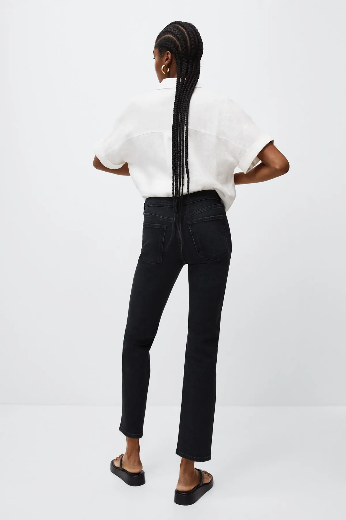MANGO  Damenjeans aus schwarzem Denim 27091144