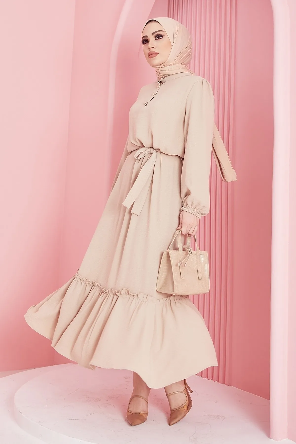 InStyle  Meyra Ayrobin Hijab-Kleid mit Knöpfen – Beige