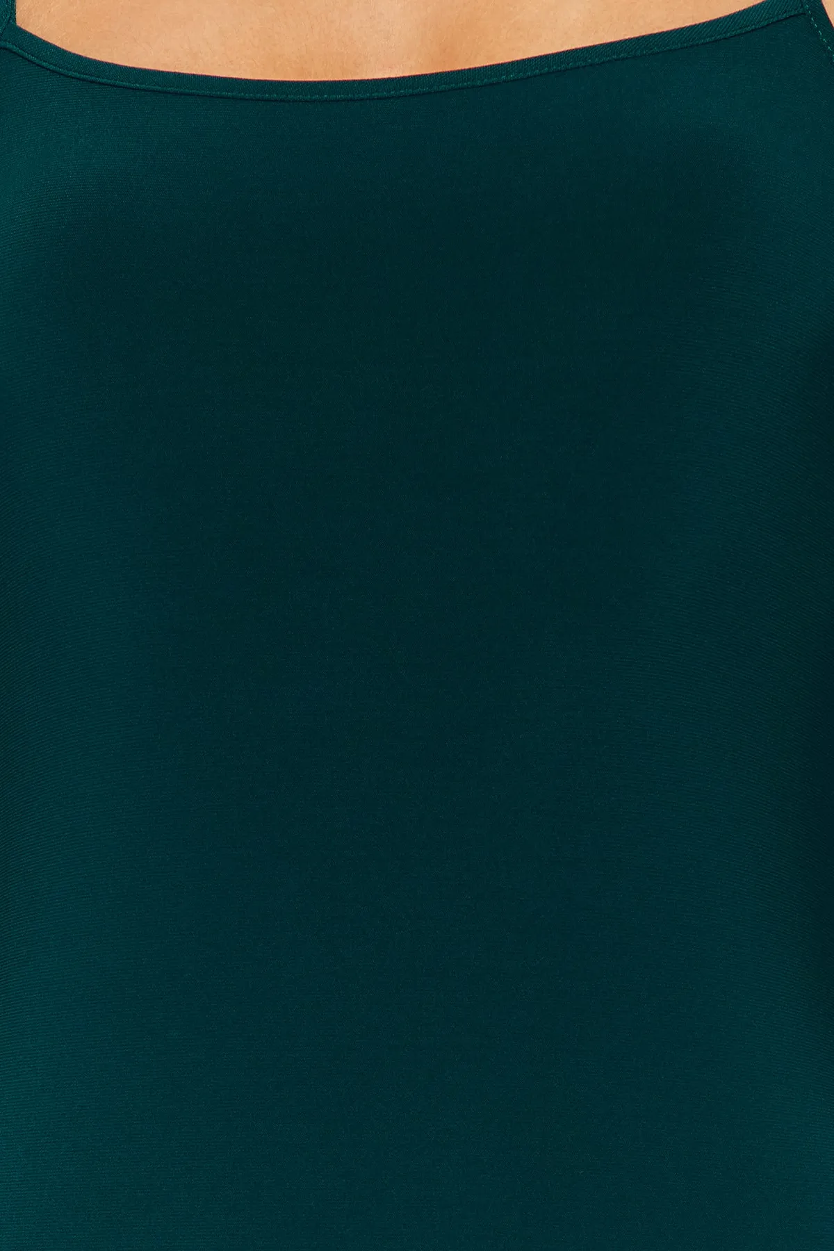 Trendyol Collection  Smaragdgrünes Maxi-Bleistiftkleid aus flexiblem Strick mit taillierten/taillierten Trägern TWOSS23EL02435