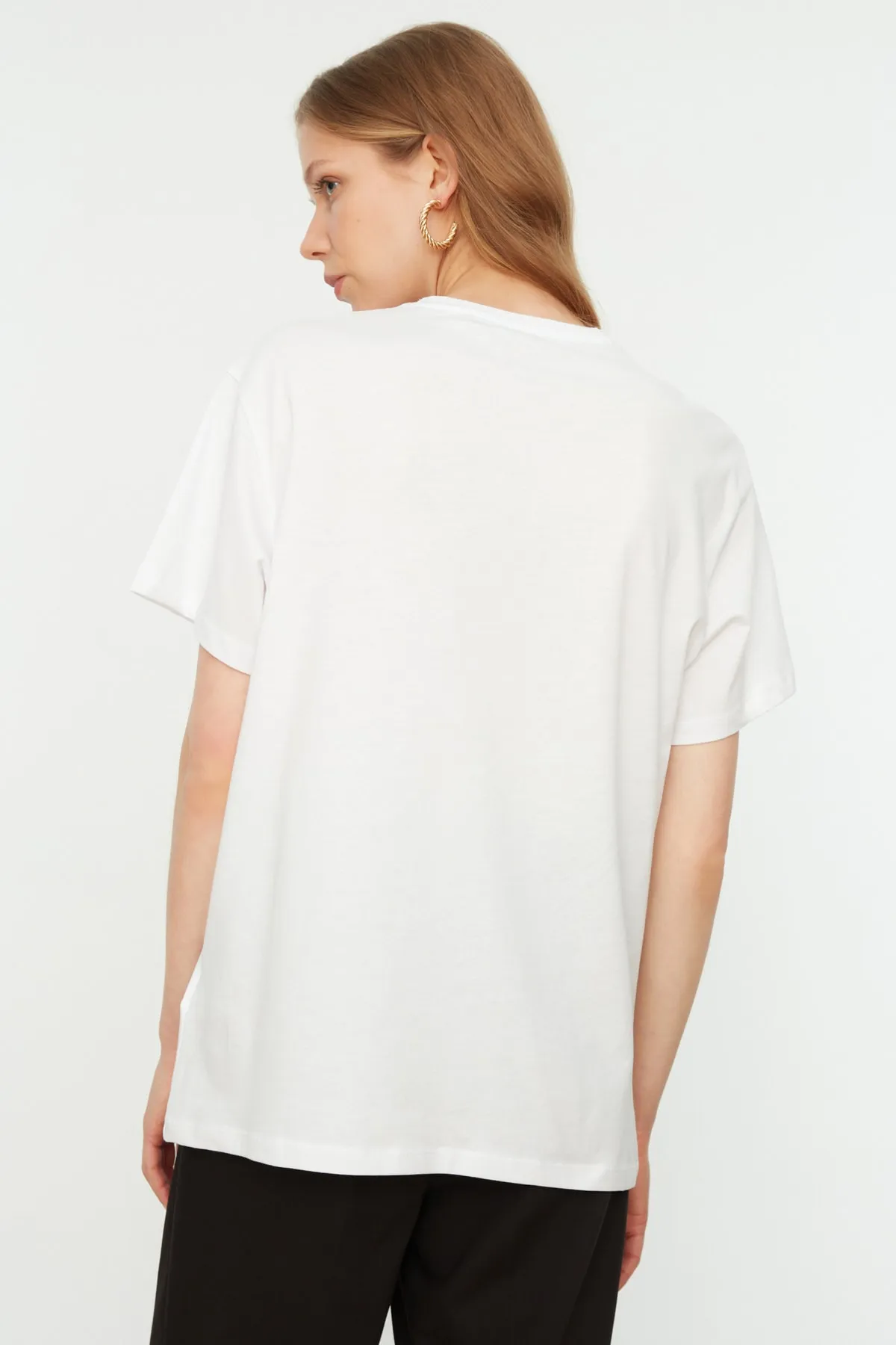 Trendyol Collection  Weißes, bedrucktes Oversize-/Weite-Fit-Strick-T-Shirt aus 100 % Baumwolle mit Rundhalsausschnitt TWOSS22TS0994