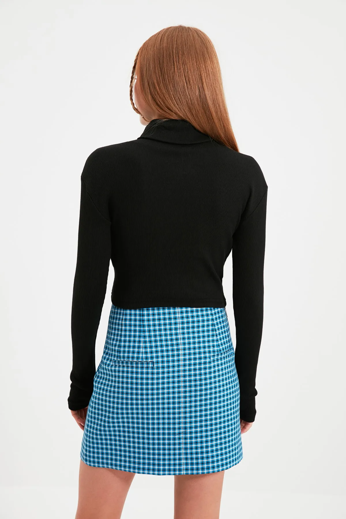 Trendyol Collection  Flexible Strickbluse mit Kordelzug - Schwarz, Rollkragen, Fingerdetail, Kurz - TWOAW21BZ0071