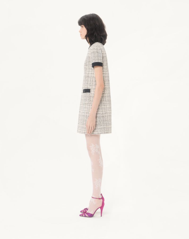 Vestido curto de tweed com corte quadrado