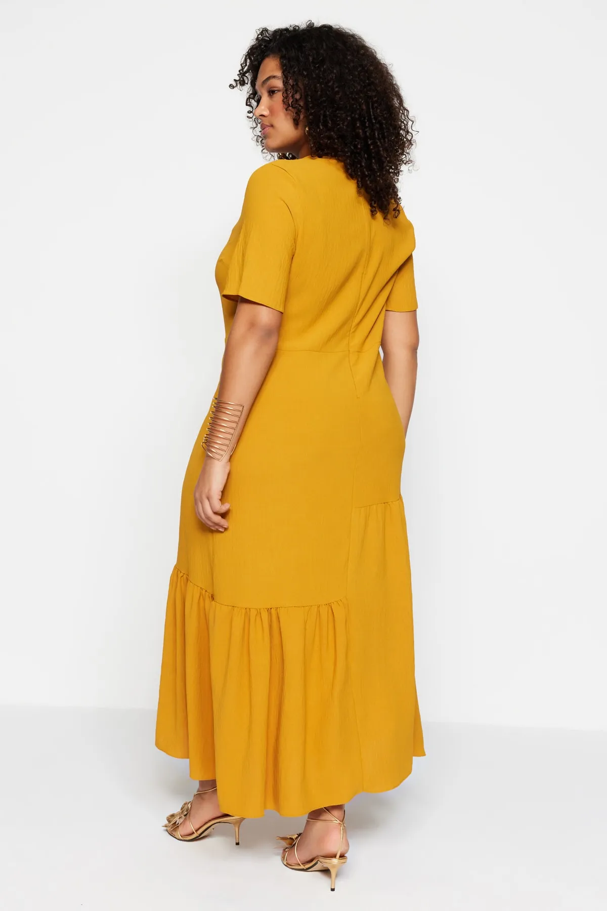 Trendyol Curve  Senfgelbes gewebtes Volantkleid TBBSS22EL1595