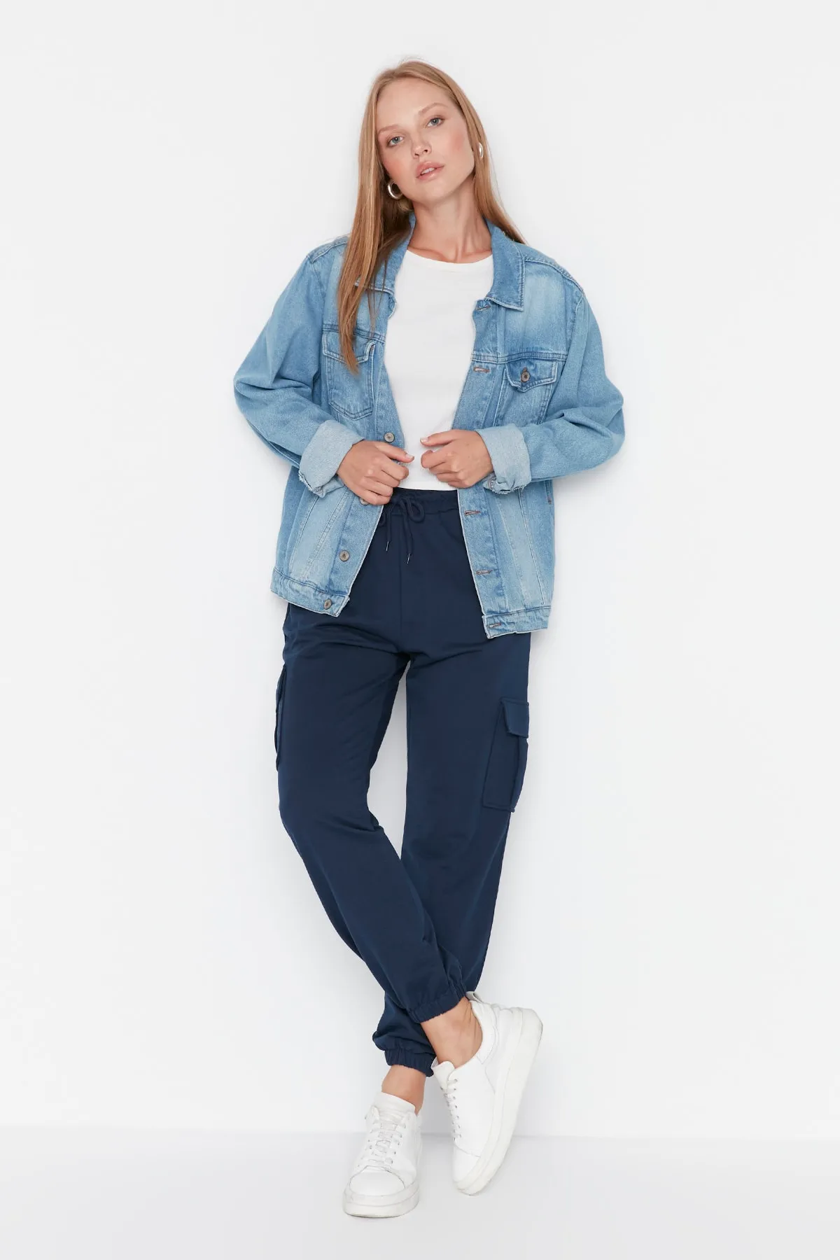 Trendyol Collection  Indigo Dünne Strick-Jogginghose mit Cargo-Taschen TWOAW23EA00119