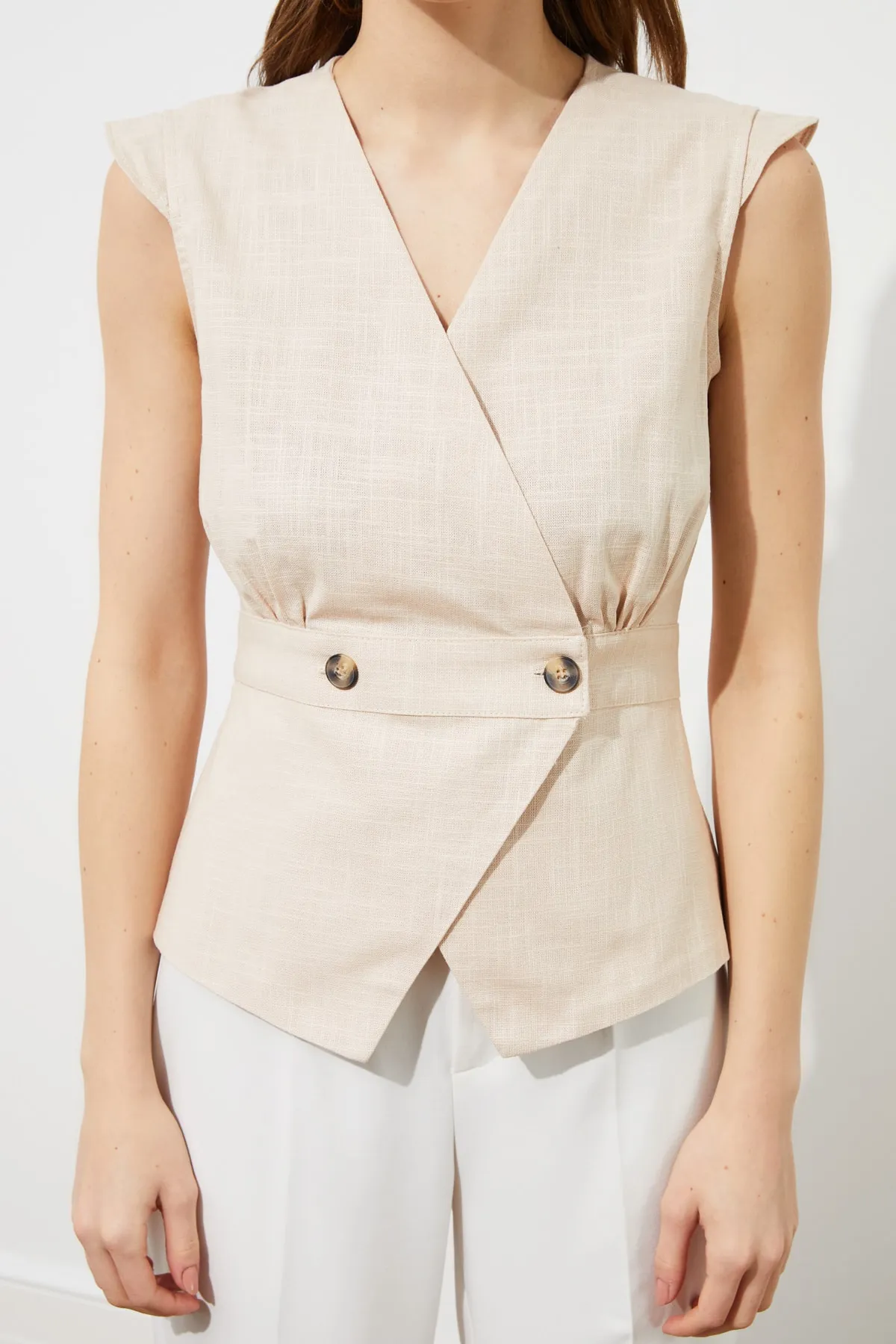 Trendyol Collection  Zweireihige gewebte Bluse mit Steinknochenknöpfen und detaillierten Details TWOSS20BZ0707