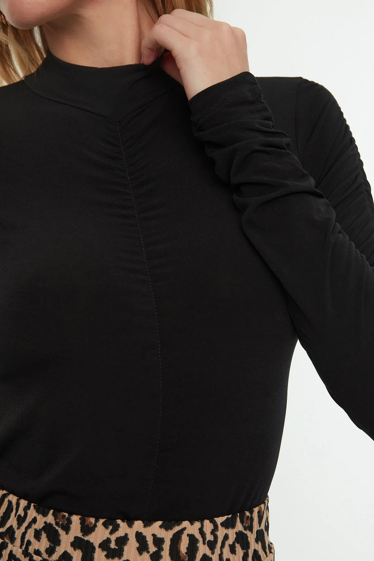 Trendyol Collection  Schwarzer, schmaler Stretch-Strickbody mit Raffung und Druckknöpfen TWOAW20BD0052