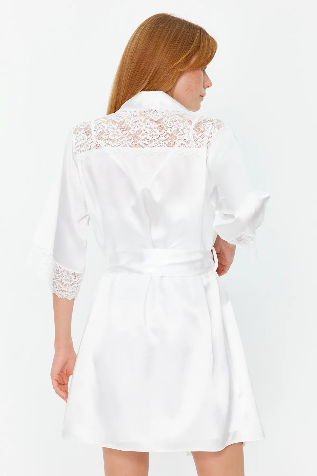 Trendyol Collection  Braut-Morgenmantel aus gewebtem Satin mit Gürtel und Spitze und detailliertem Detail THMSS21SB0001