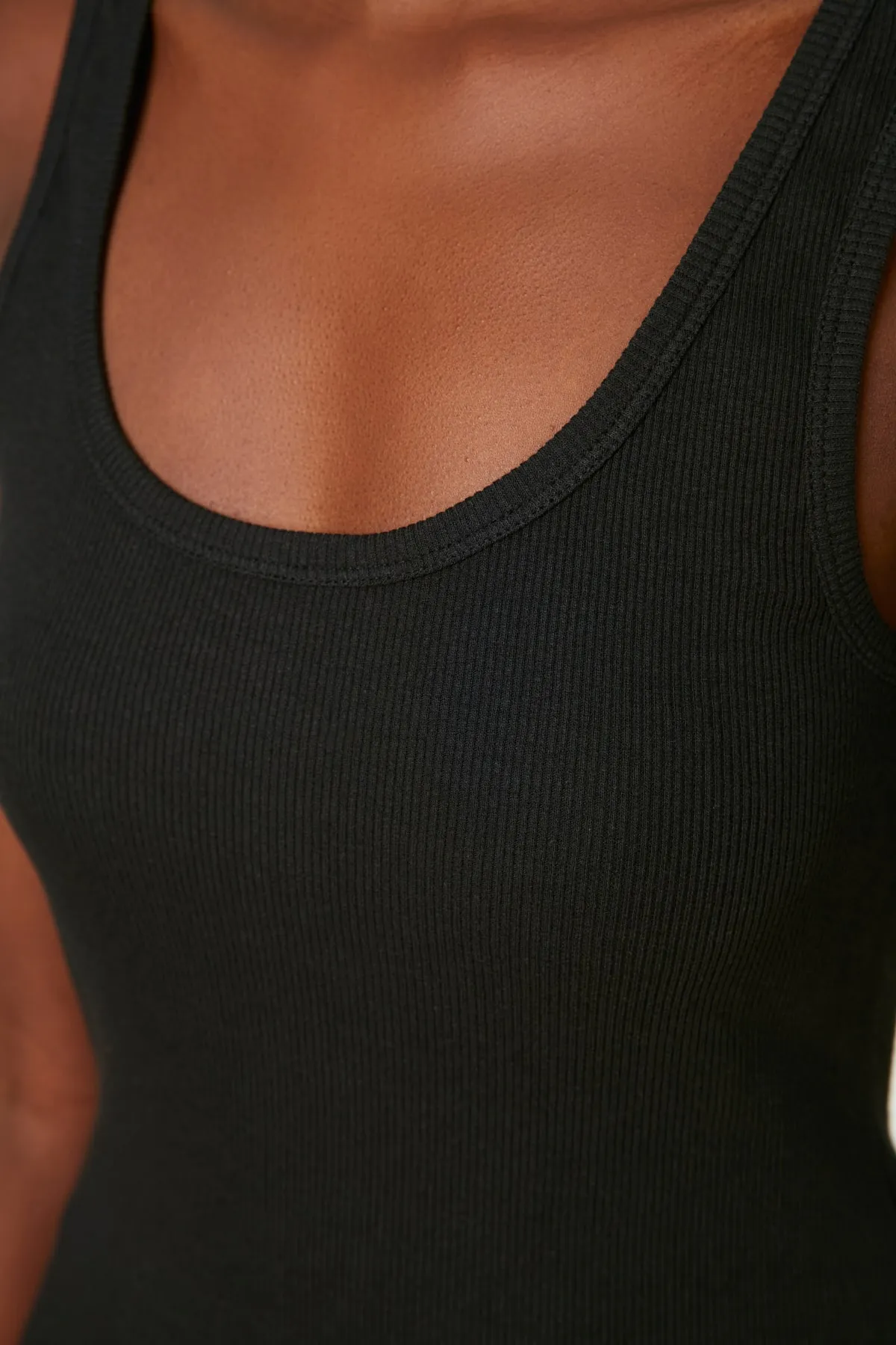 Trendyol Collection  Schwarzes, tailliertes, geripptes, dehnbares Strick-Unterhemd mit Pool-Ausschnitt TWOSS22AL0042