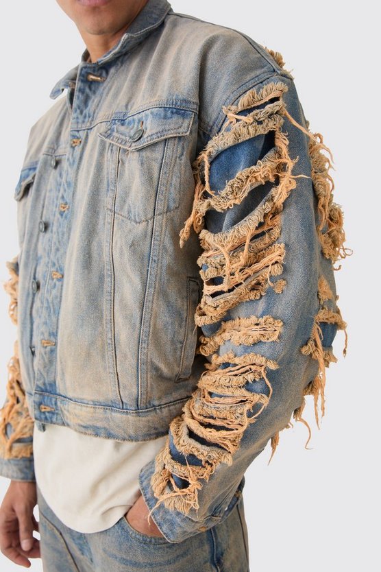 Kastige Jeansjacke mit extremen Rissen