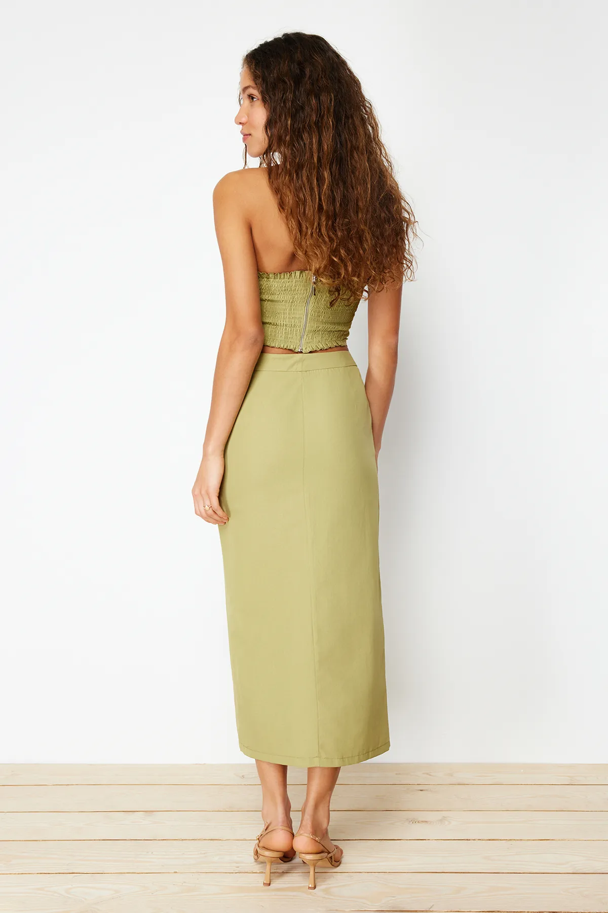 Trendyol Collection  Khaki Premium Midi-Webrock mit geradem Schlitz vorne TWOSS24ET00071
