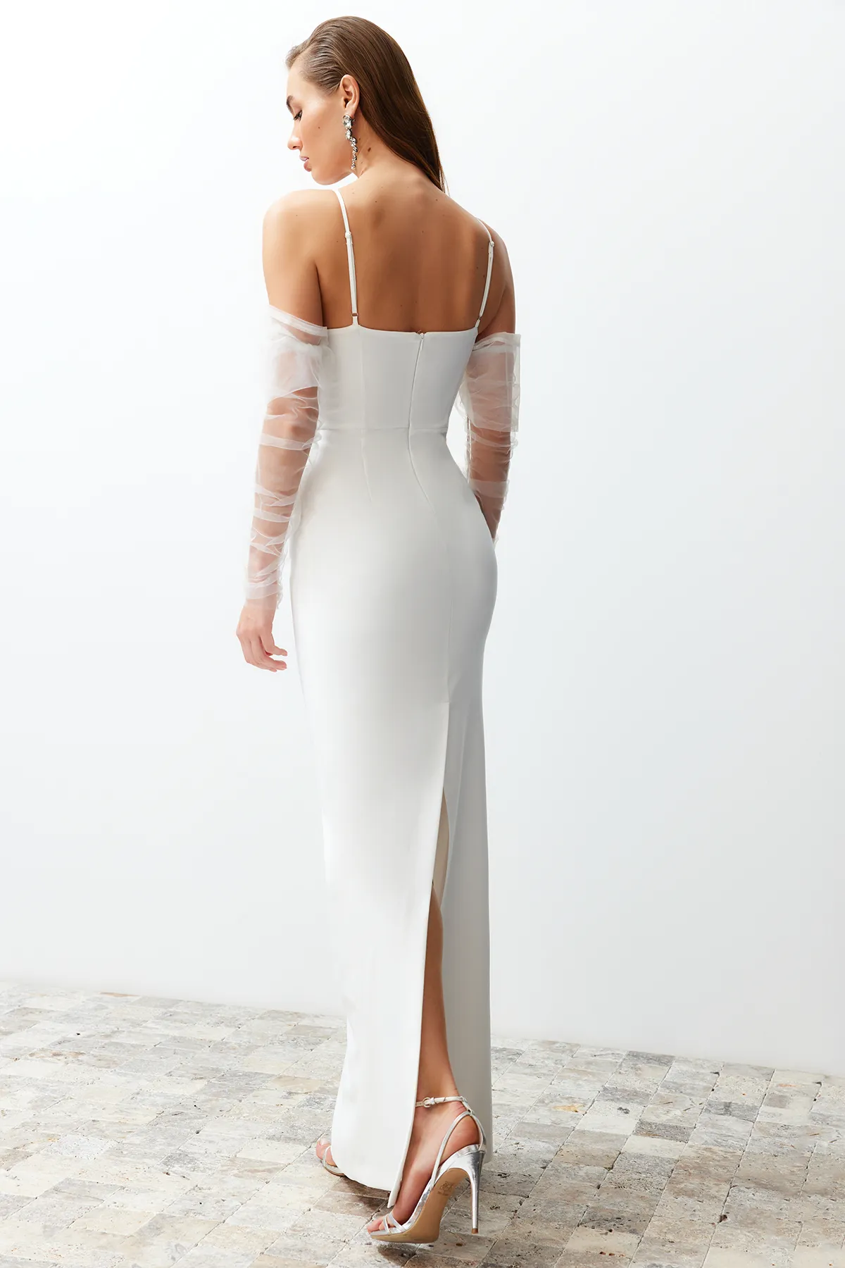 Trendyol Collection  Weißes, körperbetontes, gewebtes, gefüttertes Hochzeits-/Nikah-Brautabendkleid in Weiß TPRSS24AE00016