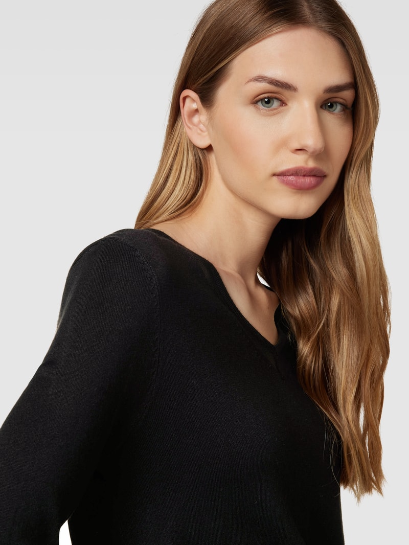 Strickpullover mit V-Ausschnitt in schwarz