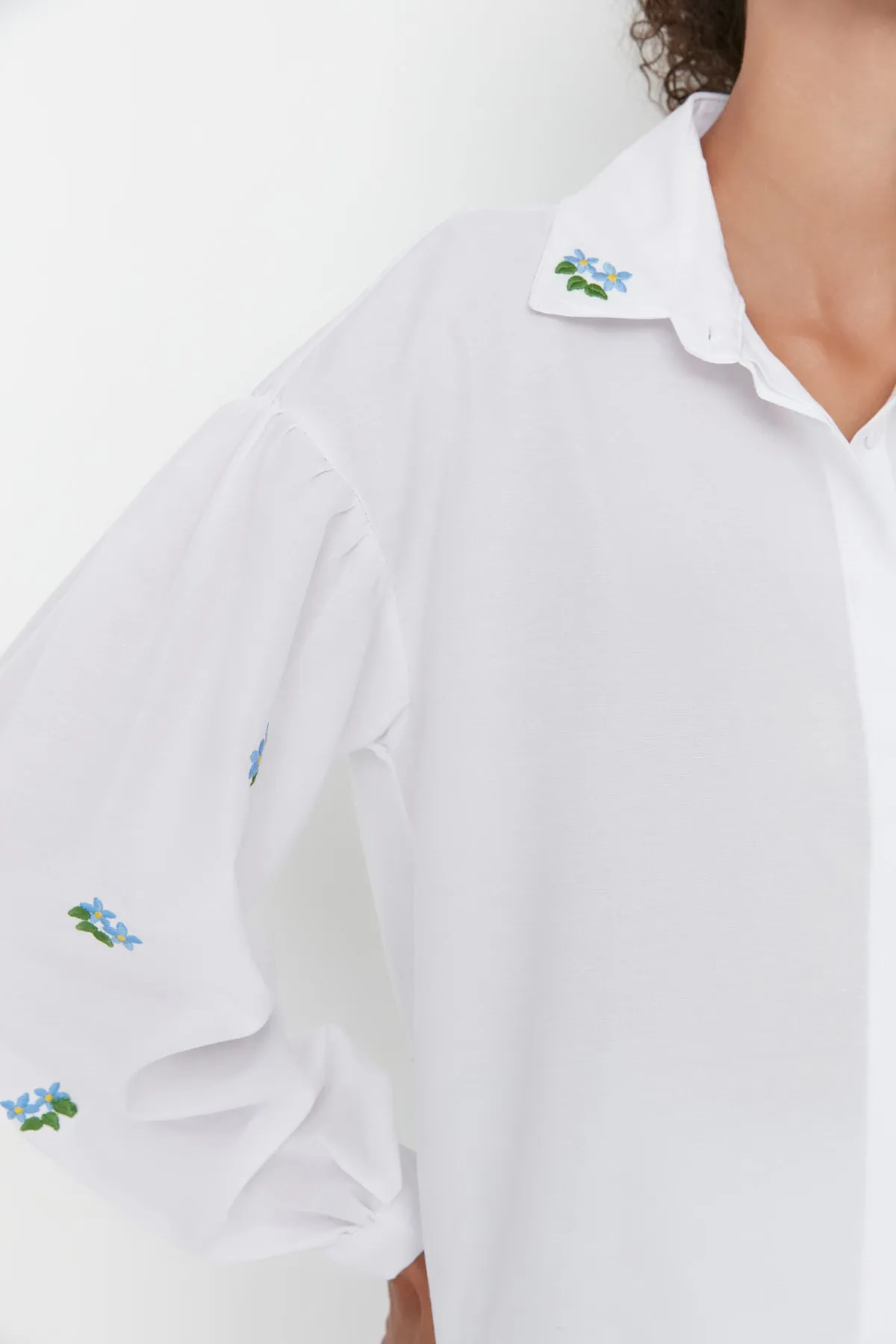 Trendyol Collection  Baumwollhemd in Ecru, Stickereidetail, Regular Fit, TWOAW23GO00081
