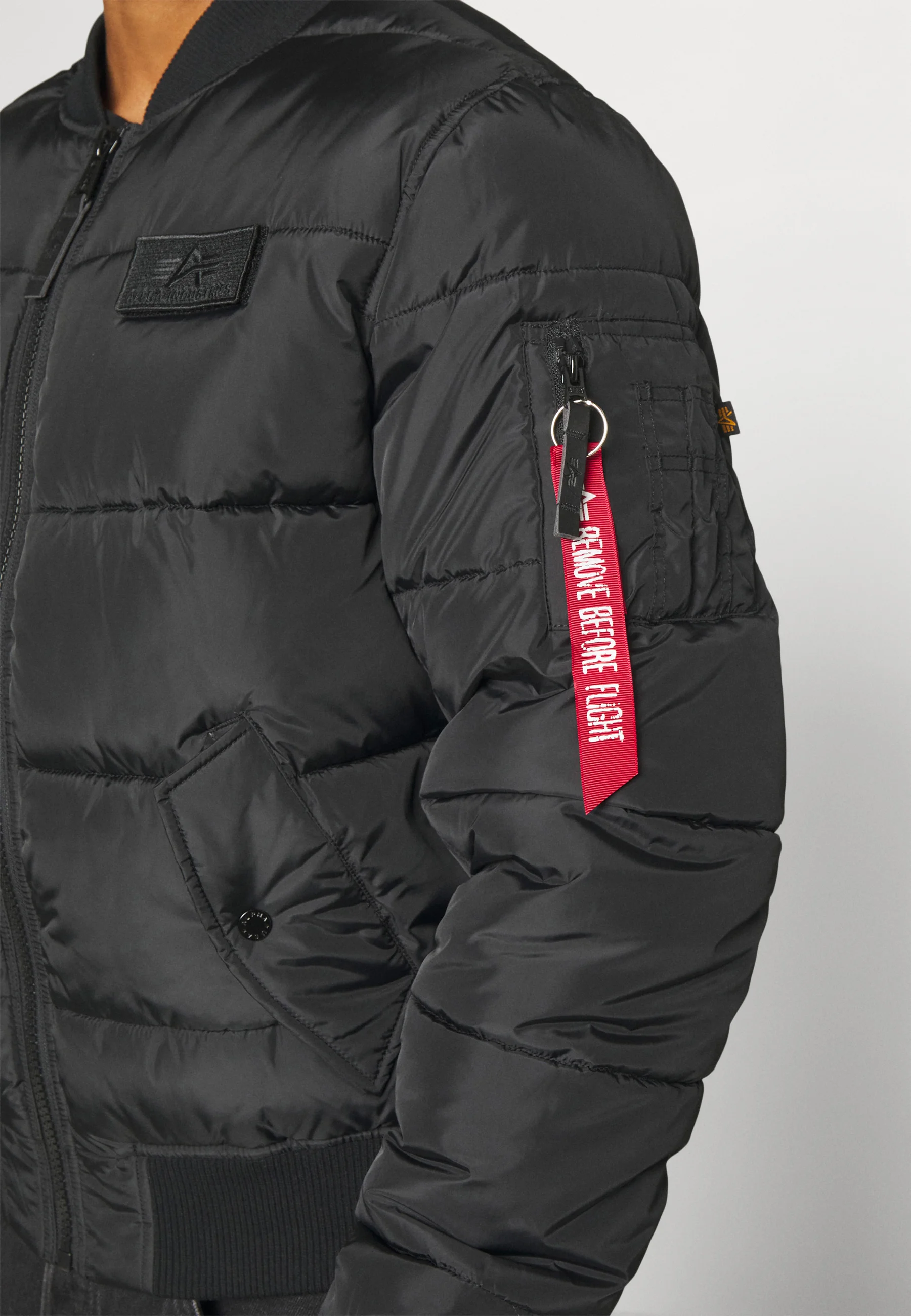 Chaqueta bomber acolchada MA-1 de Alpha Industries