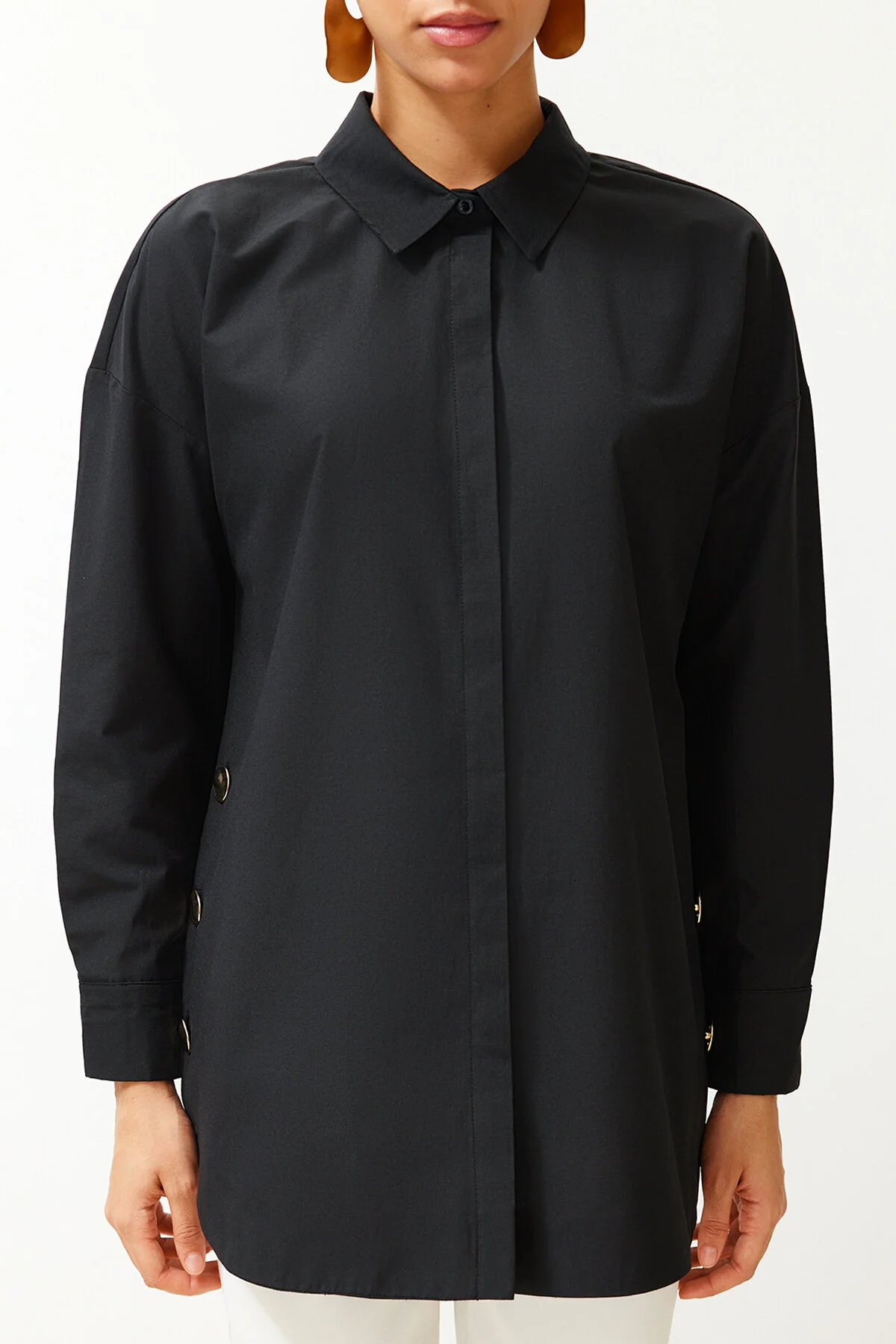 Trendyol Modest  Schwarzes Hemd aus gewebter Baumwolle mit Knöpfen und Details TCTSS24TG00054