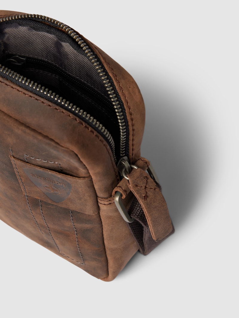 Umhängetasche aus Leder mit Label-Patch Modell 'richmond' in terrakotta