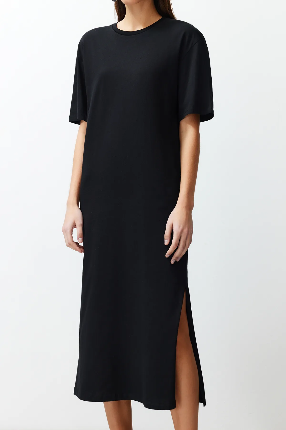 Trendyol Collection  Schwarzes, schlichtes T-Shirt-Kleid, 100 % Baumwolle, Schlitzdetail, Shift/bequemer Schnitt, Midi TWOSS24EL00140