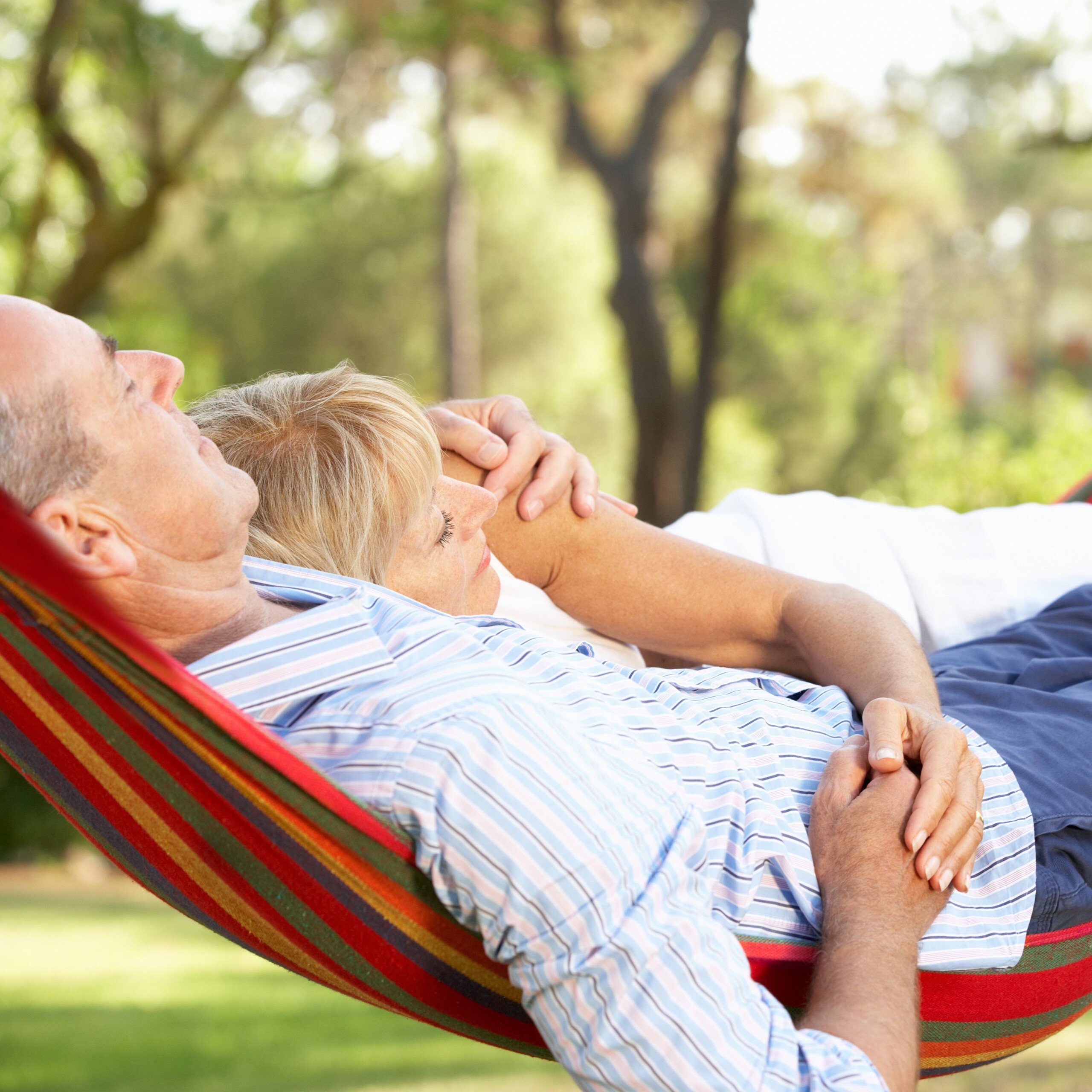 relaxdays Hängematte Buntgestreifte Hängematte aus Baumwolle