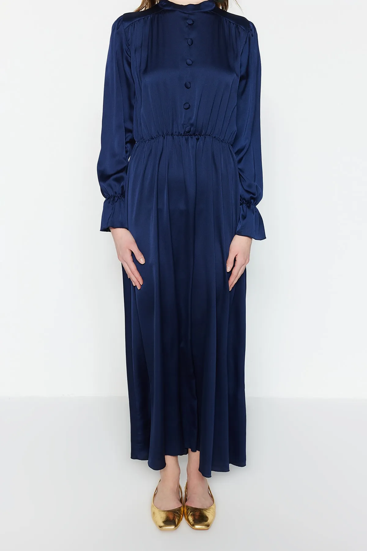 Trendyol Modest  Indigo Brit Detailliertes Satingewebe-Abendkleid TCTSS22EB0090