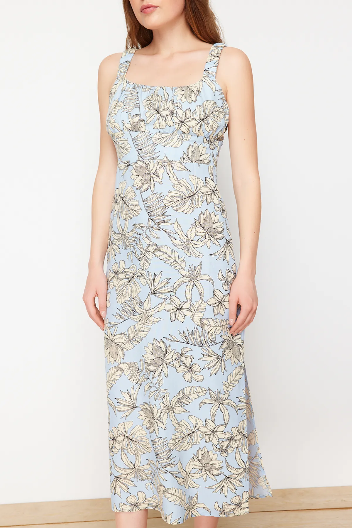 Trendyol Collection  Hellblaues Maxikleid aus 100 % Viskosegewebe mit Blumendruck und Schlitzdetail TWOSS24EL00613