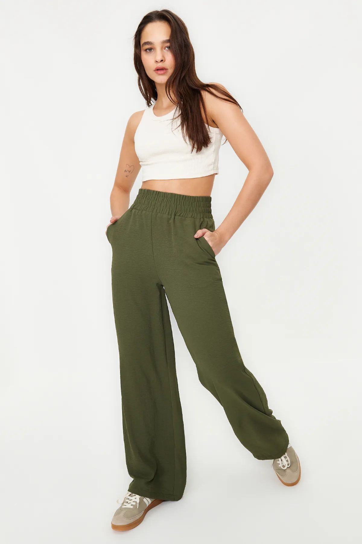 Trendyol Collection  Khakifarbene, elastische Webhose mit weitem Bein / breiter Knöcheltaille TWOSS22PL00024