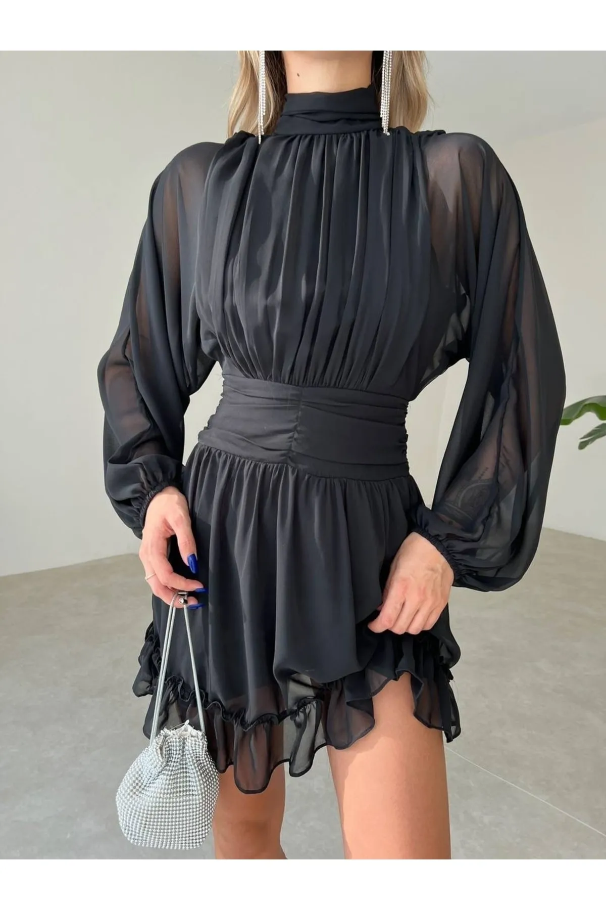 SONREİR  Rückenfreies, mit Chiffonstoff gefüttertes Kleid