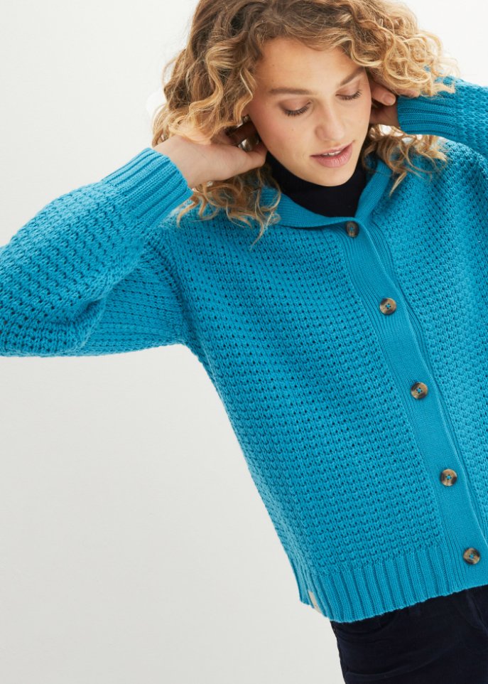 Strickjacke mit großen Knöpfen und Kapuze