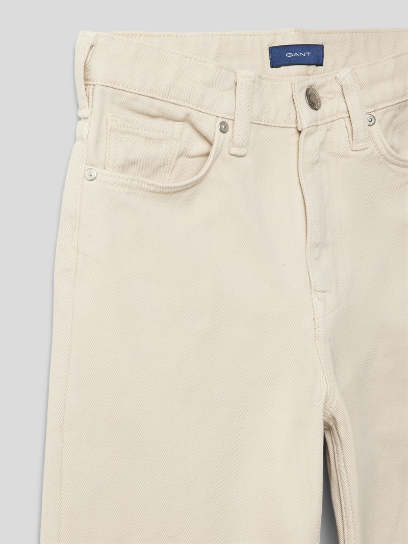 Jeans mit Label-Patch in beige