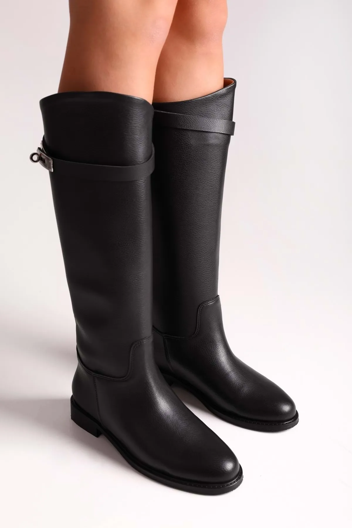 Shoeberry  Damen-Reitstiefel Larissa aus schwarzem Leder mit Schnallen. Schwarzes Leder