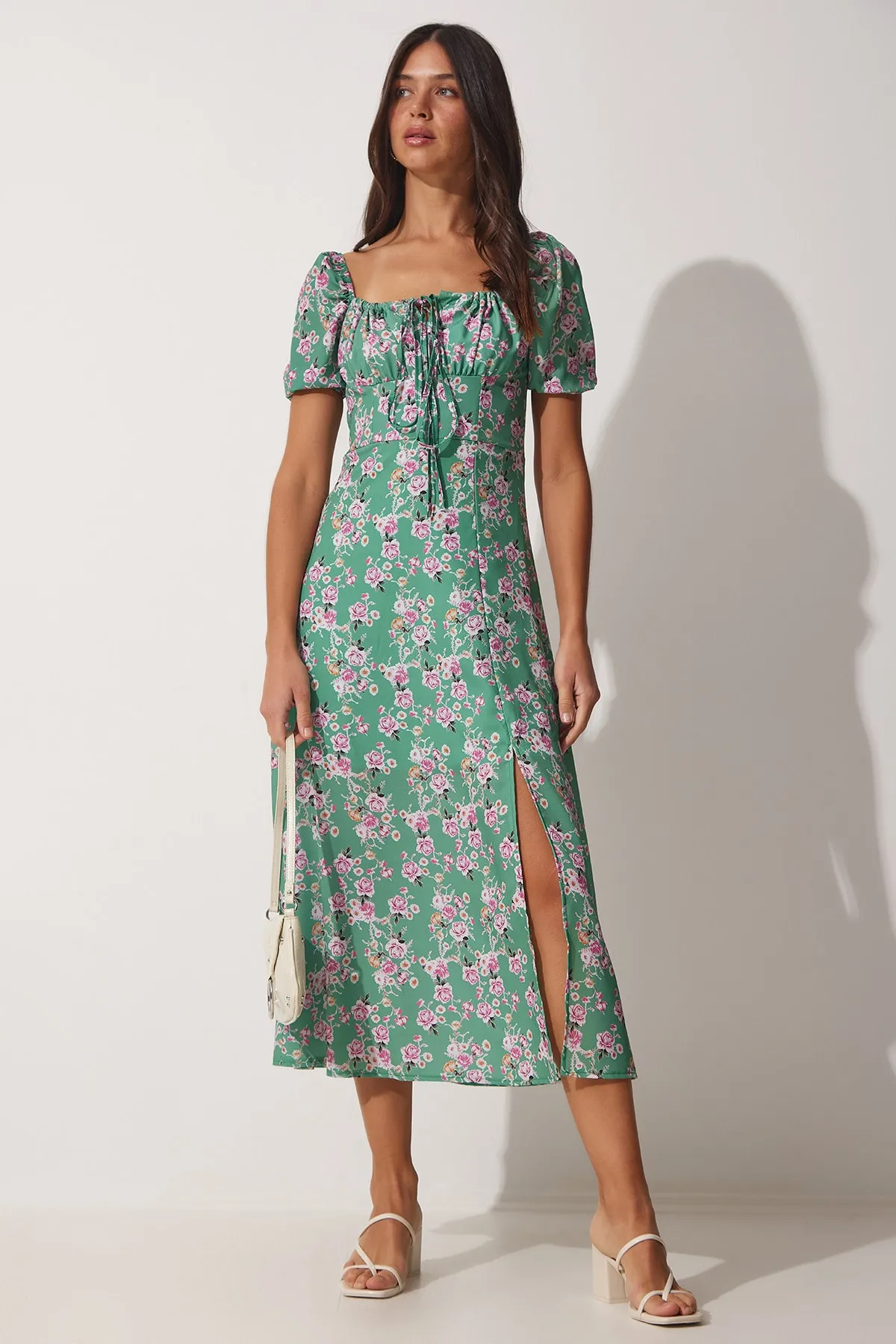 Happiness İstanbul  Grünes Damen-Sommerkleid mit gerafftem Kragen und floraler Satinoberfläche FF00125