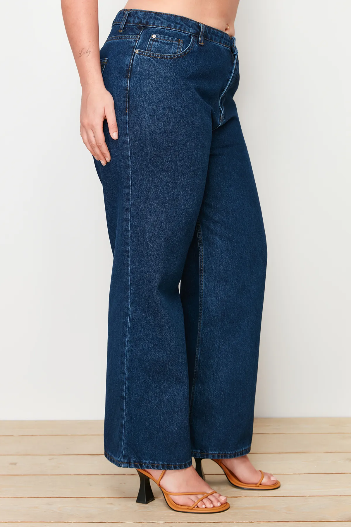 Trendyol Curve  Indigofarbene, weit geschnittene Jeans mit hoher Taille TBBAW23CJ00020