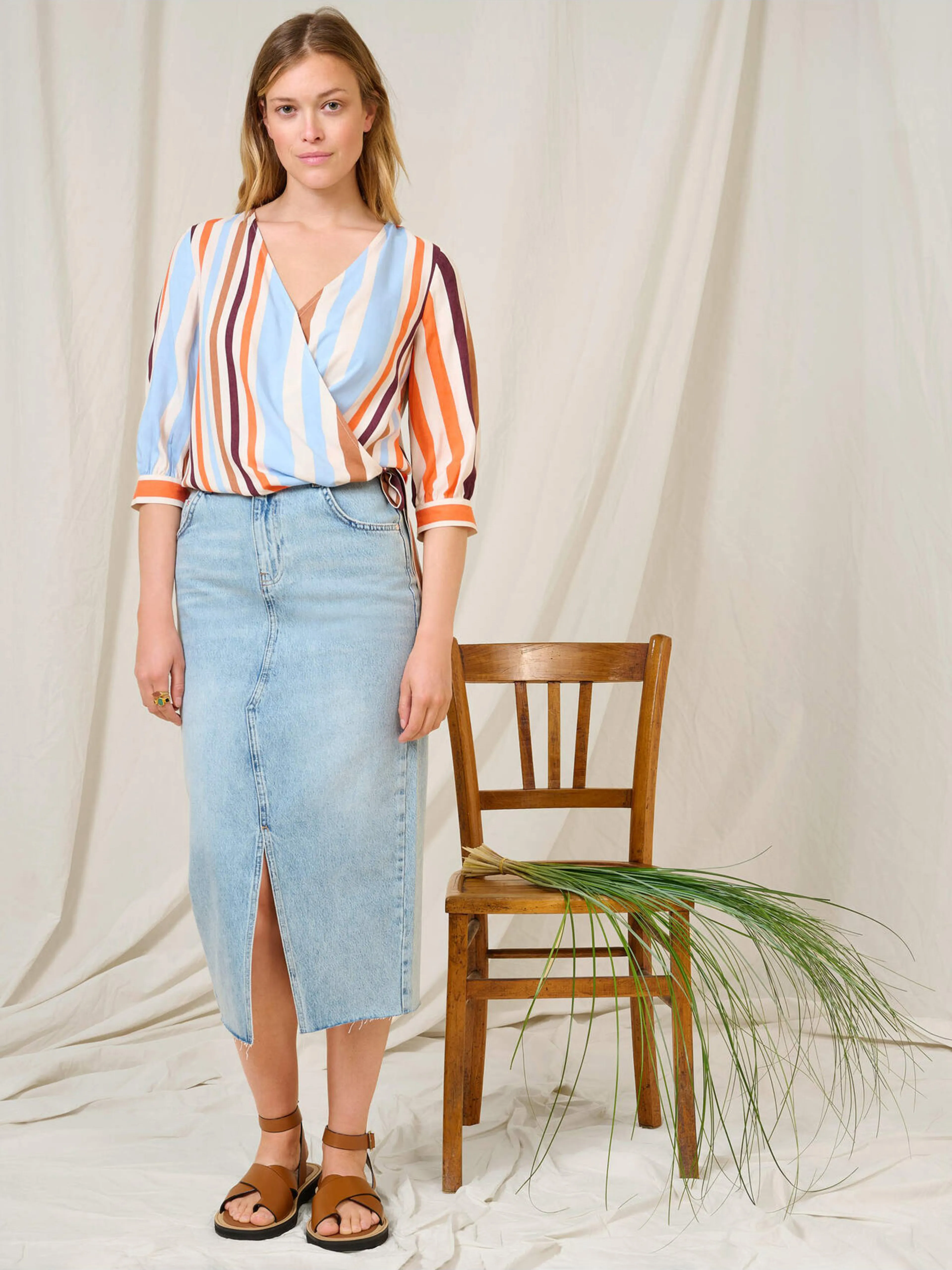 Blau-orange gestreifte Wickelbluse mit Dreiviertel-Ärmeln ORSAY