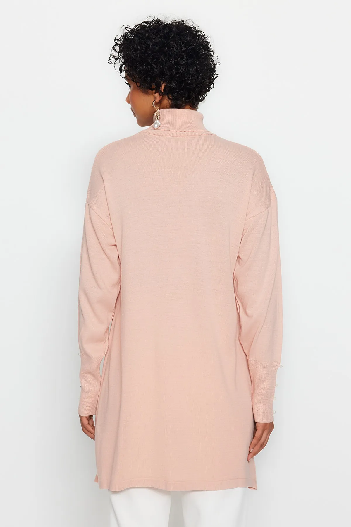 Trendyol Modest  Rollkragen-Strickpullover mit rosa Perlendetails und Perlendetails TCTAW24AK00121