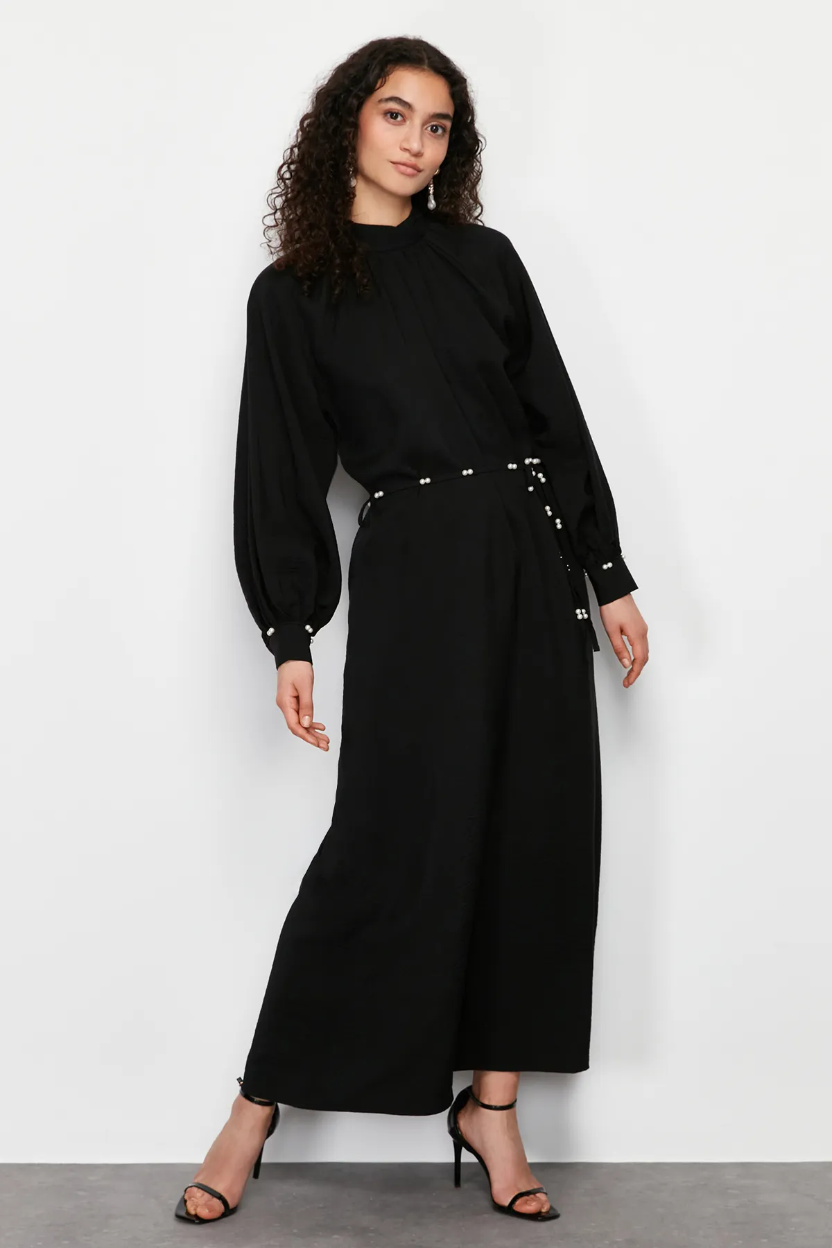 Trendyol Modest  Schwarzes, gewebtes Kleid mit Stehkragen und Perlengürtel TCTSS24EB00125